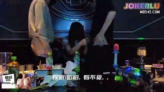  和两粉丝在KTV玩3P e妻