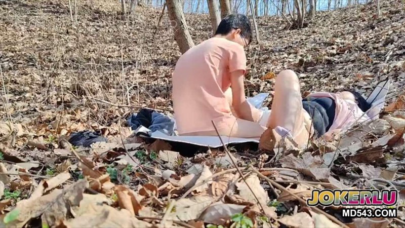  在山上和干妈打野战