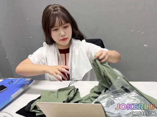  把舅妈按在地上当狗操 EDmosaic